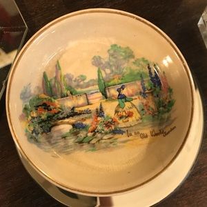 Vintage Kitchen - Handmand England In an Old World Garden Dish Vintage Kitchen - Handmand England In an Old World Garden Dish